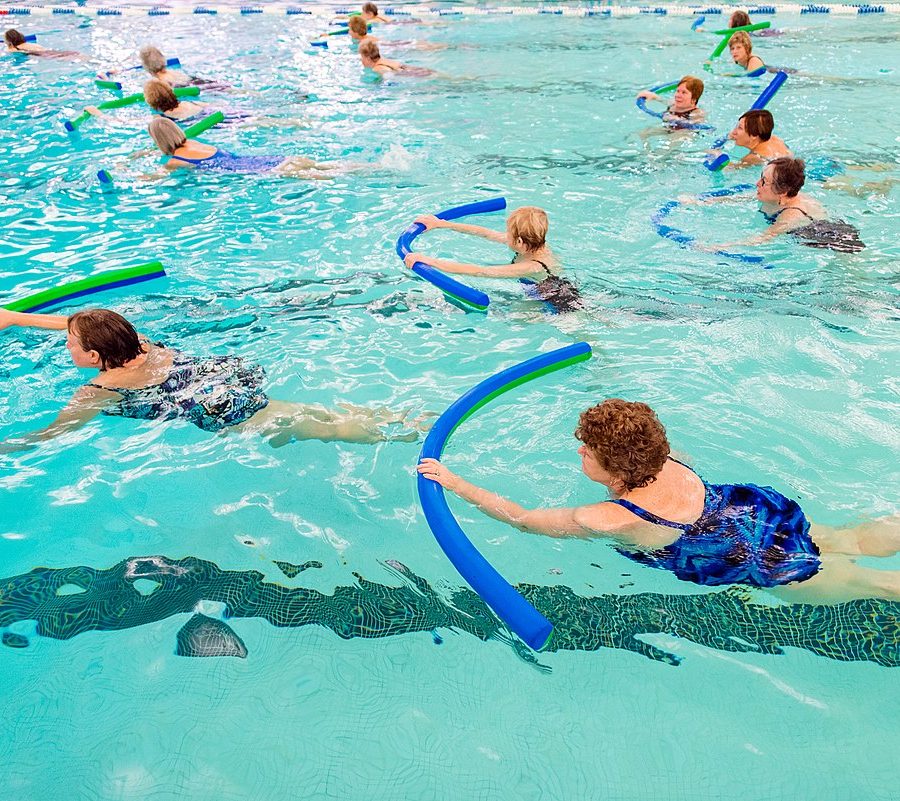 Cinq exercices d'aquaforme à faire à la piscine (abdominaux) - Le Groupe Maurice - Résidences pour aînés