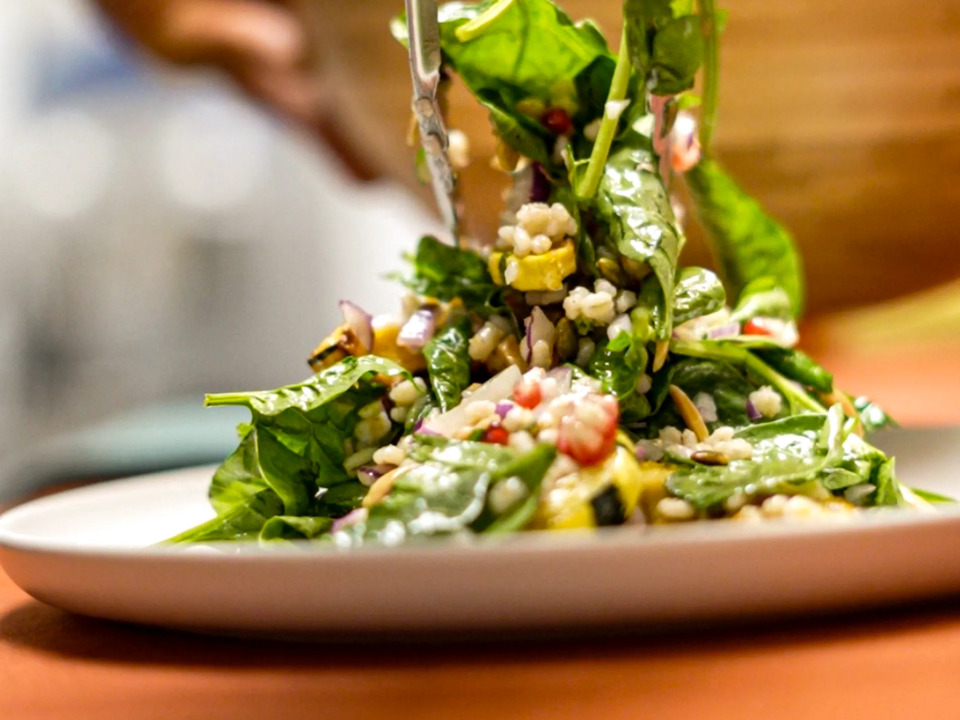 Recette de salade de courge Delicata rôtie, orge et grenade - Le Groupe Maurice - Résidences pour personnes âgées